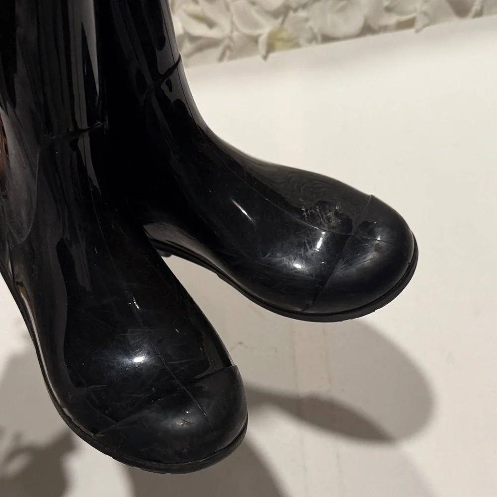 UGG sleek glossy